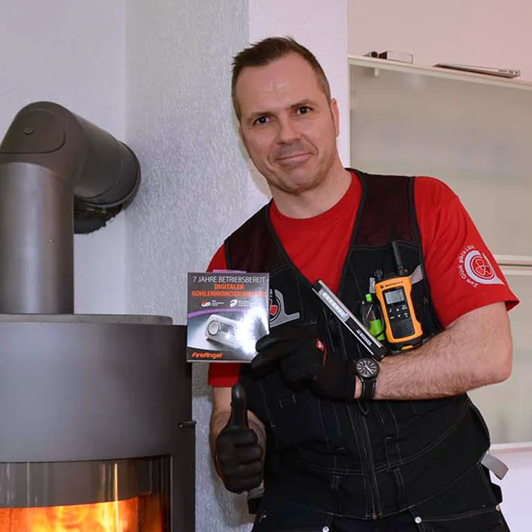 Schornsteinfeger Andreas Lück aus Neubrandenburg berät beim Einbau oder der Veränderung von Öfen, Kaminen oder Feststoffbrennkesseln.